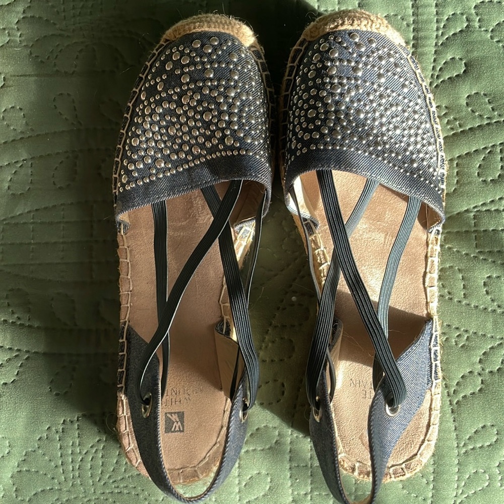 White Mountain Ladies shoes US women’s size 6 1/2.